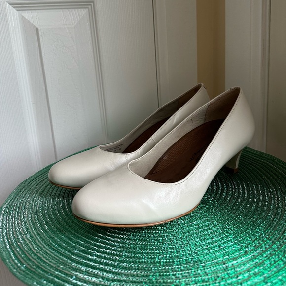 Walking Cradles Joy White Leather Pump Heels - Picture 2 of 12